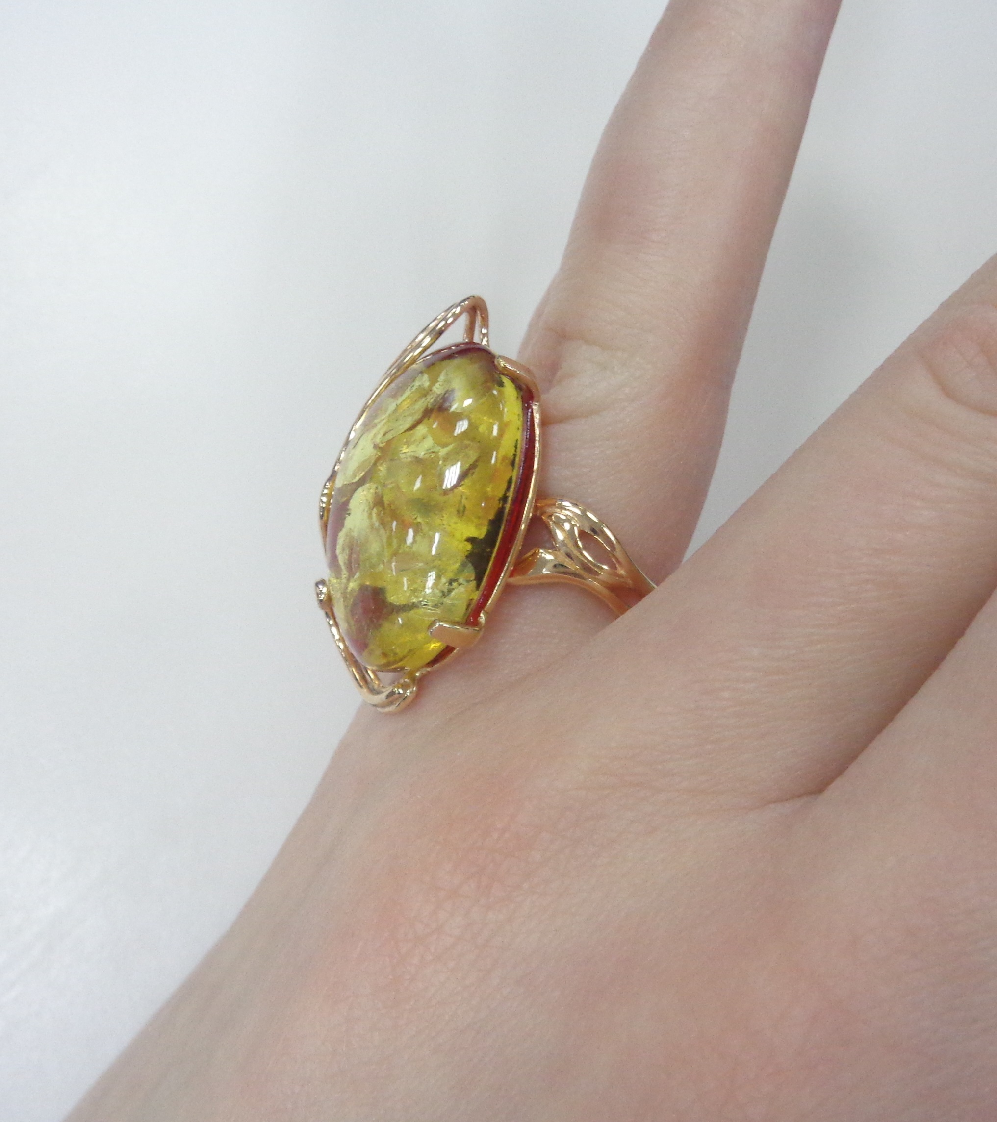 Серебряное кольцо с янтарем